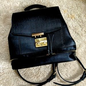 Beautiful Zara backpack
13“ x 11“ x 5.5“
Great condition